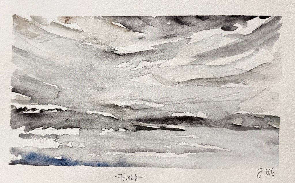 Aquarellgemälde mit abstrakten, grauen und blauen Wolken, die einen dramatischen Himmel darstellen.