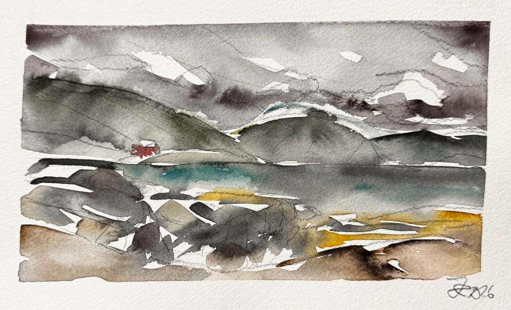 Aquarellbild einer Landschaft mit grauen Wolken, Hügeln und einem blauen Gewässer, ergänzt durch orangefarbene und braune Farbtöne.