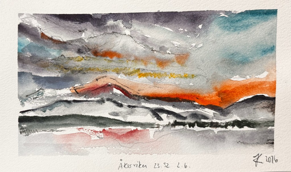 Abstrakte Aquarelllandschaft mit dramatischen Wolken und leuchtendem Sonnenuntergang in Orange und Gelb über schneebedeckten Bergen.