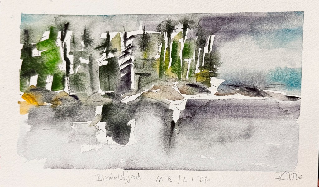 Aquarellmalerei eines bewaldeten Ufers mit steiniger Küste und dramatischem Himmel.