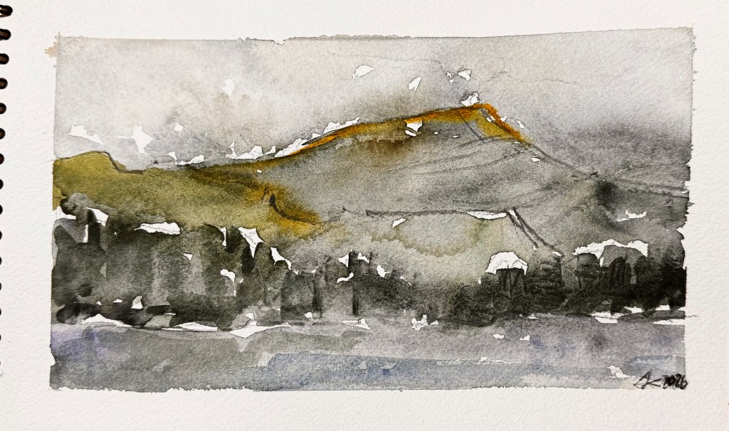 Aquarellbild einer Landschaft mit sanften Hügeln und einem bewölkten Himmel, mit grauen und grünen Farbtönen.