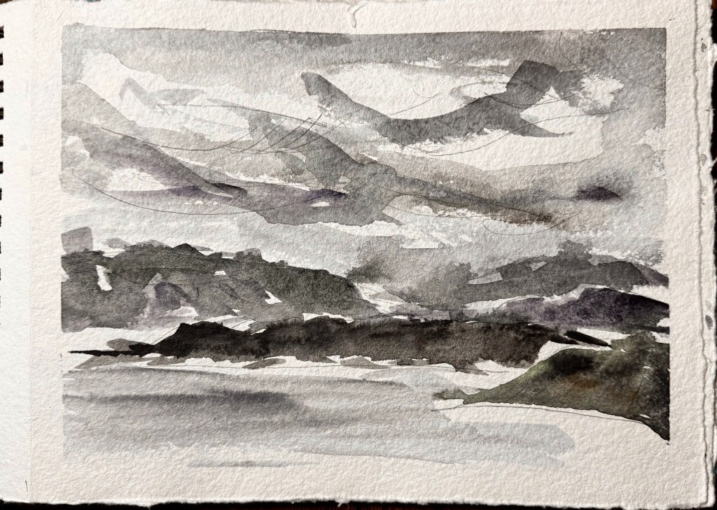 Aquarellmalerei einer Landschaft mit grauen und schwarzen Farbtönen, die Hügel und wolkigen Himmel darstellen.