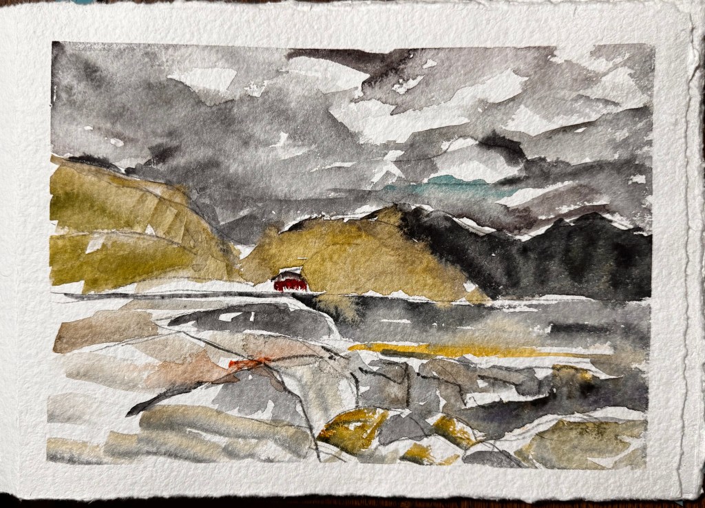 Aquarellzeichnung einer felsigen Küstenlandschaft unter einem bewölkten Himmel mit einem roten Häuschen in der Ferne.