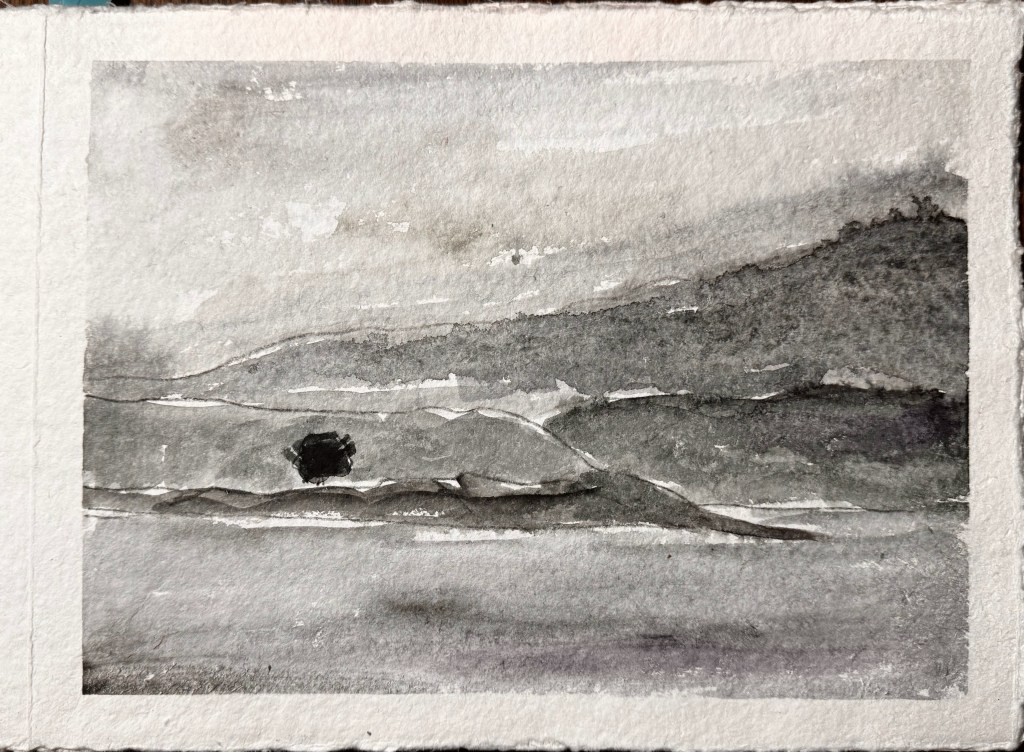 Aquarell-Landschaft in Grautönen mit sanften Hügeln und einem einzelnen Baum im Vordergrund.