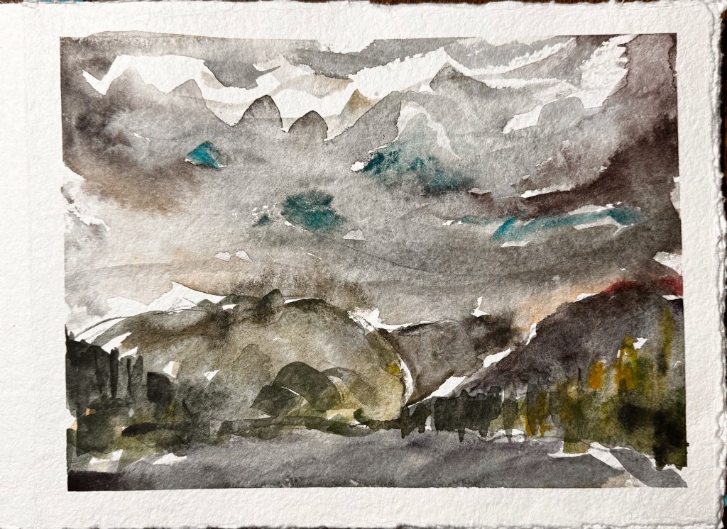 Aquarellmalerei einer dramatistischen Landschaft mit grauen Wolken, Hügeln und einem nebligen Horizont.