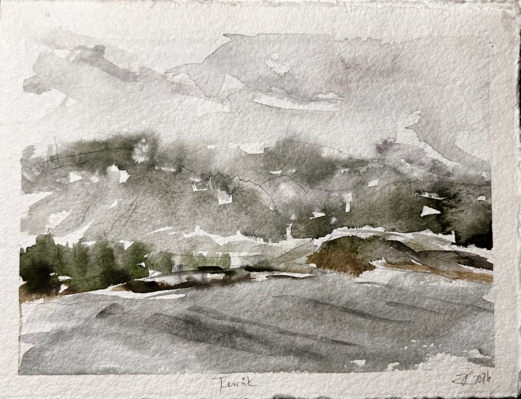 Aquarell eines nebligen Landschaftsbildes mit sanften Hügeln, Bäumen im Vordergrund und einem stillen Gewässer.
