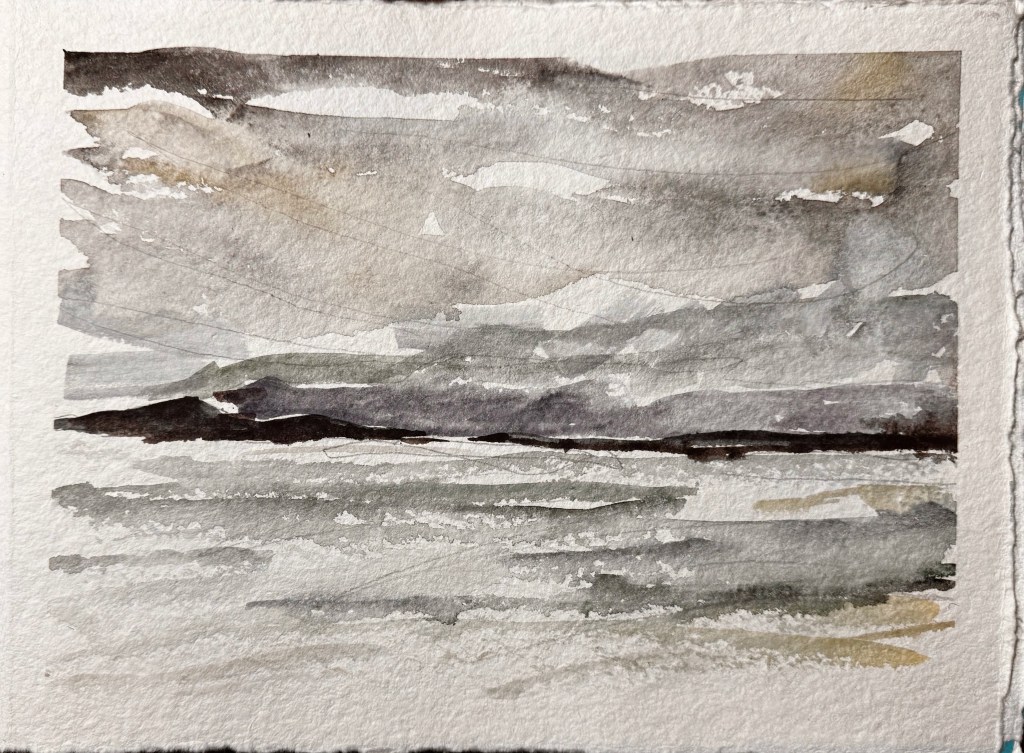 Aquarellbild mit einem verschwommenen Landschaftsbild in Grautönen, das den Himmel und das Wasser darstellt.
