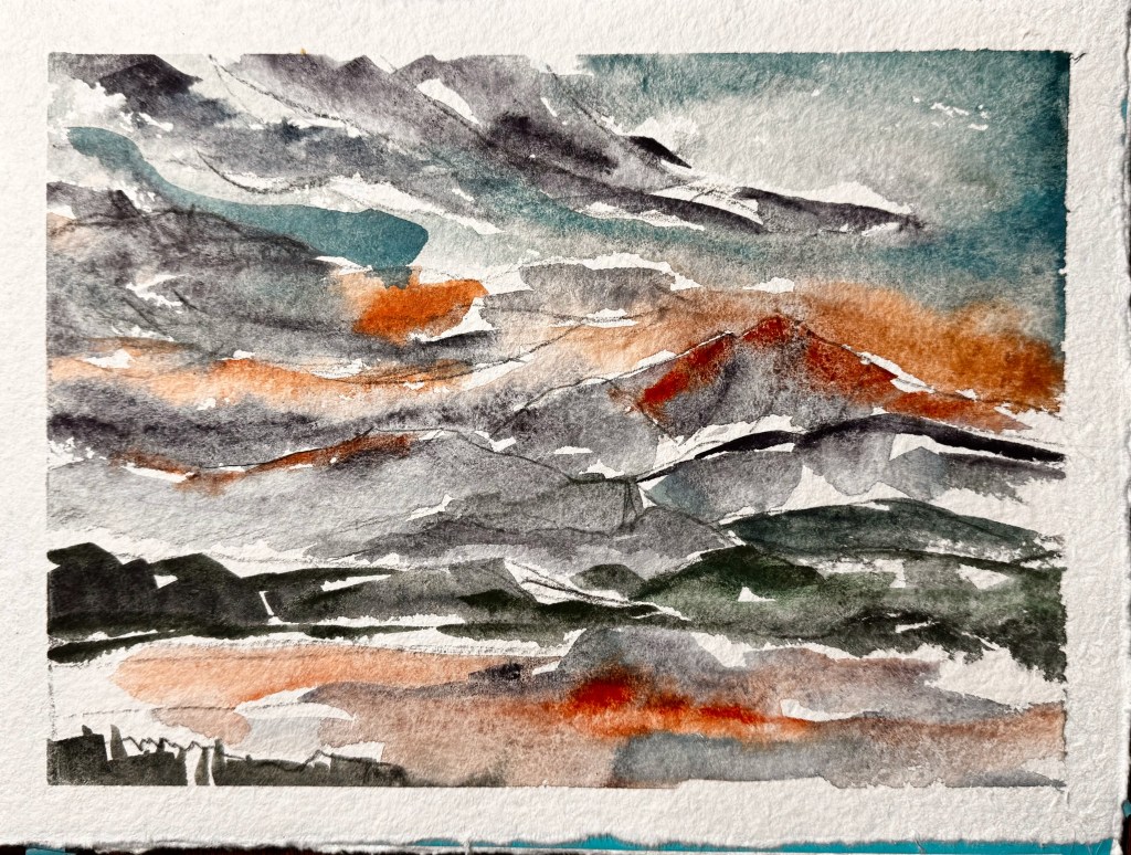 Aquarellmalerei einer Landschaft mit Bergen und dramatischen Wolken in Grau, Orange und Blau.