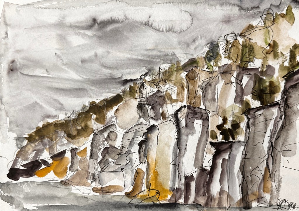 Aquarellzeichnung einer Berglandschaft mit grauem Himmel, sanften Hügeln und skizzenhaften Strukturen, die natürliche Felsen darstellen.
