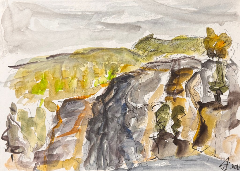 Aquarell-Zeichnung einer Landschaft mit bergigen Formen und sanften Hügeln, überwiegend in Erdtönen mit einem grauen Himmel.