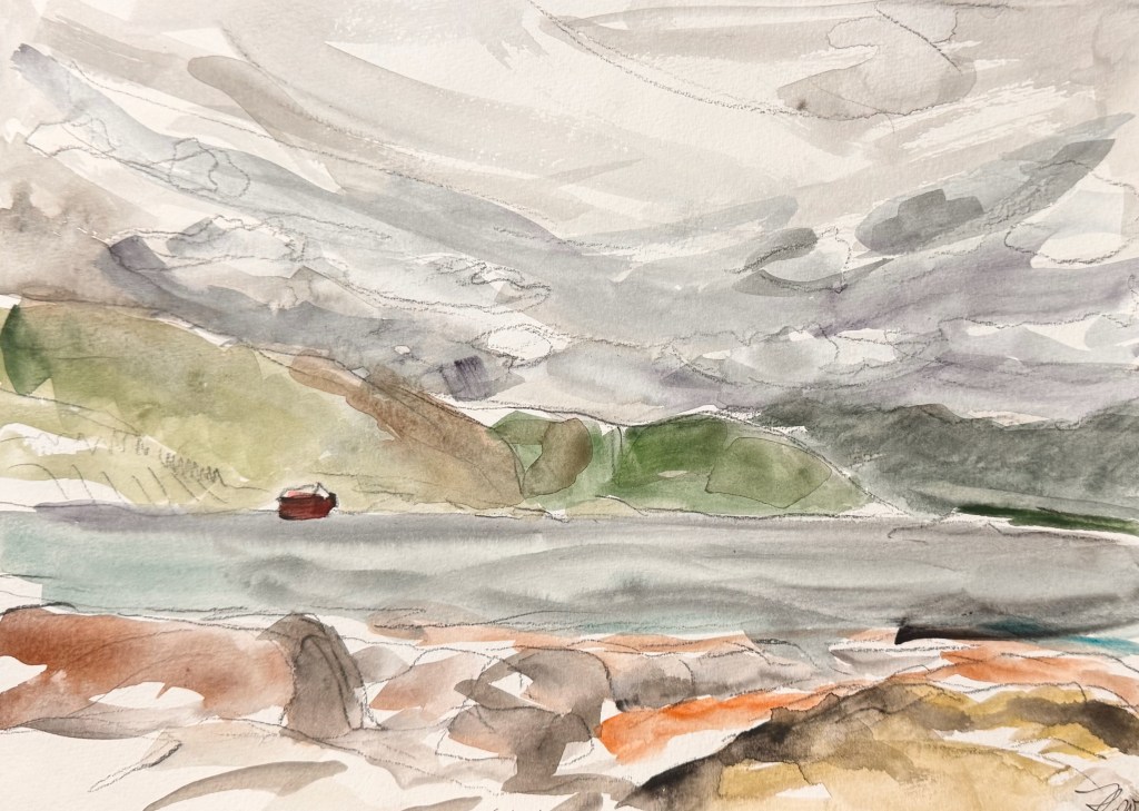 Aquarellmalerei einer Küstenlandschaft mit grauem Himmel, grünem Hinterland und einem roten Boot auf dem Wasser.