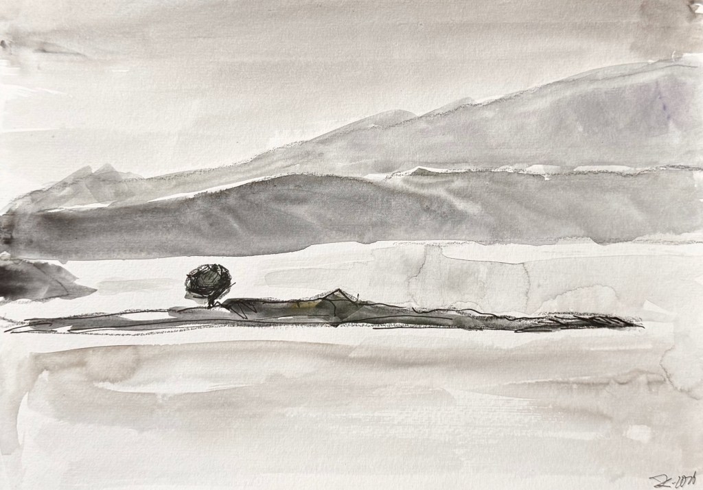 Ein monochromes Aquarellbild mit einer ruhigen Landschaft, in der sanfte Hügel und ein einzelner Baum dargestellt sind.