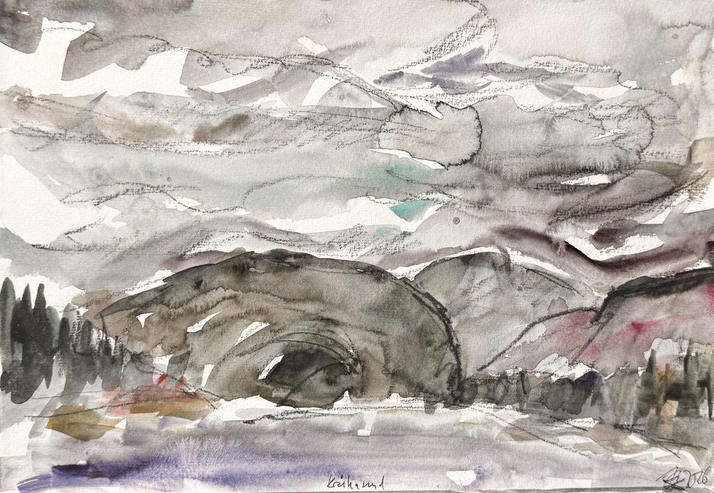 Aquarellbild einer malerischen Landschaft mit dunklen Bergen, bewölktem Himmel und sanften Farbverläufen.